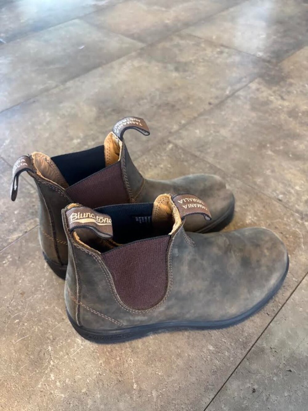 Blundstone Chelsea Boots, Classic 585, Rustic Brown, Size 7.5